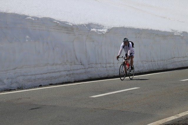Winter-cycling-snow-wall